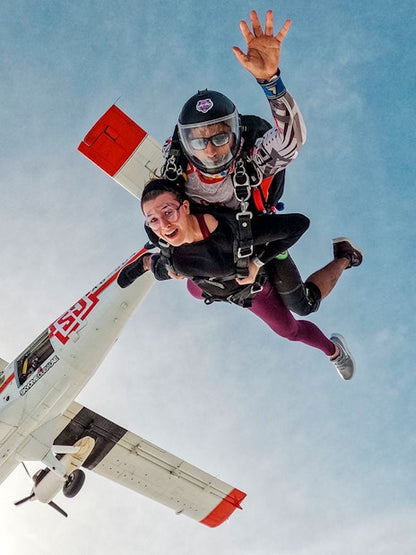 Skydive Dubai: Tandem Skydiving at the Palm Drop Zone